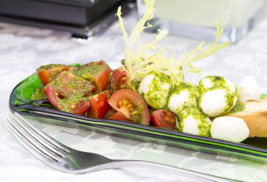 Domatesli ve peynirli Caprese salatası