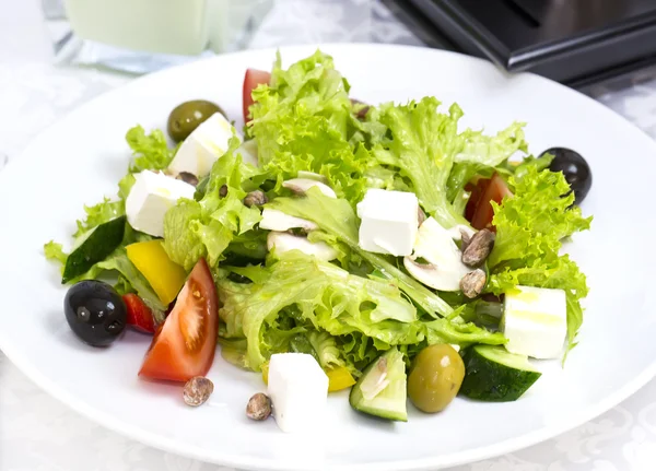 Salada grega em uma mesa — Fotografia de Stock