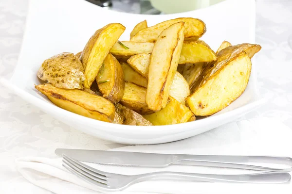 Stekt potatis på en tallrik — Stockfoto