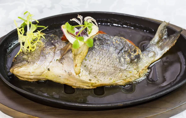 Pescado a la parrilla y verduras en plato — Foto de Stock