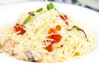 spagetti yumurta ile yeşillik ile dekore edilmiştir.