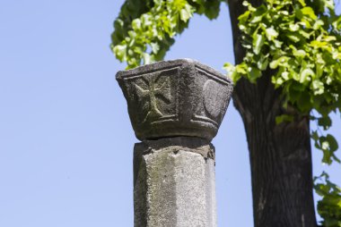 Antik sütun kalıntıları