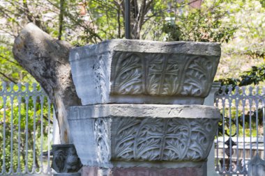 Antik sütun kalıntıları