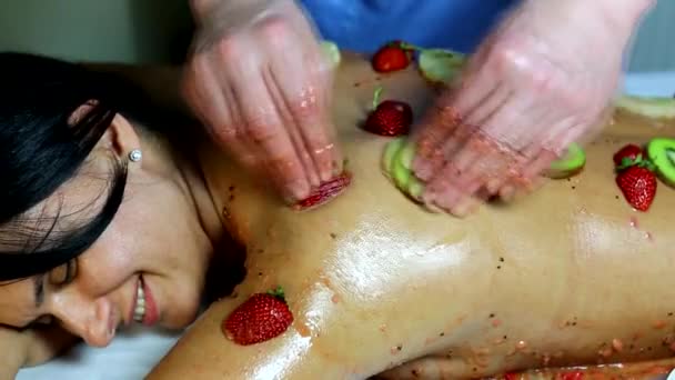 Mujer recibiendo masaje de frutas — Vídeos de Stock