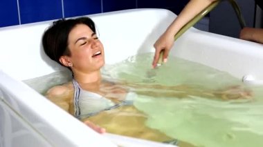 Hidro masaj sırasında genç kadın