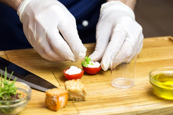 Cook prepares canapes in the kitchen — Stock Photo, Image