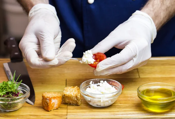 Cook prepares canapes in the kitchen — Stock Photo, Image