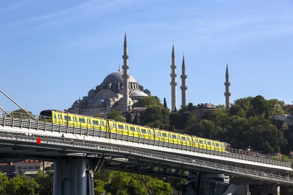 Bro med ett tåg på bakgrund av moskén — Stockfoto