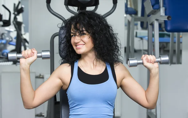 Donna che si allena in palestra — Foto Stock