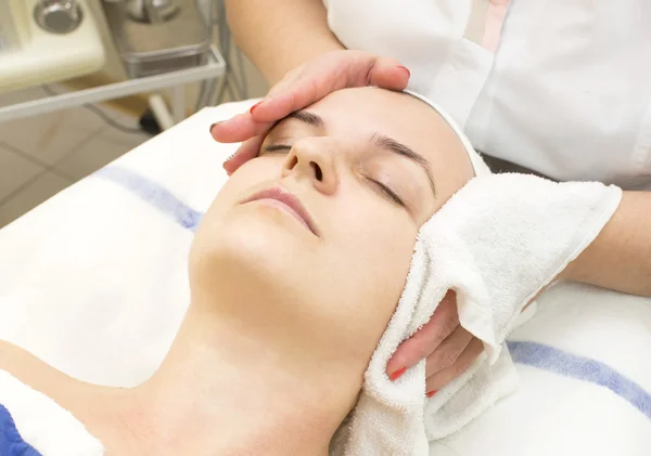 Masaje y exfoliaciones faciales —  Fotos de Stock