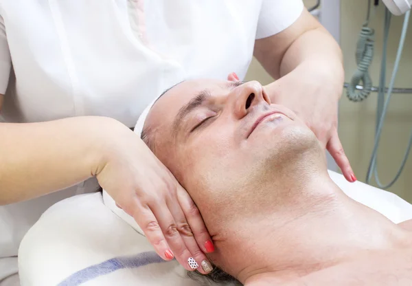 Homme dans le salon de beauté — Photo