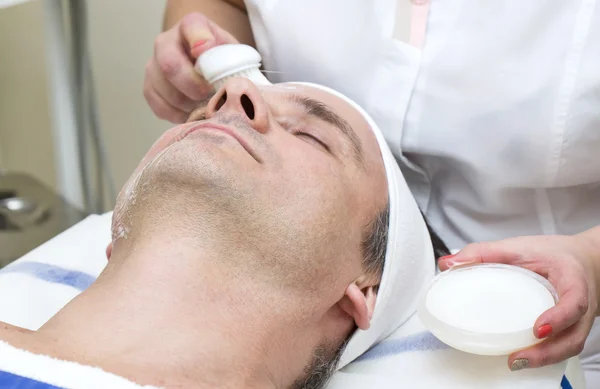 Man in beauty salon — Stock Photo, Image