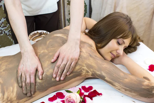 Mädchen macht eine Lehmmassage — Stockfoto