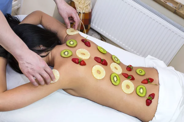 Femme obtenir massage aux fruits — Photo