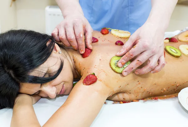 Vrouw krijgen vruchten massage — Stockfoto