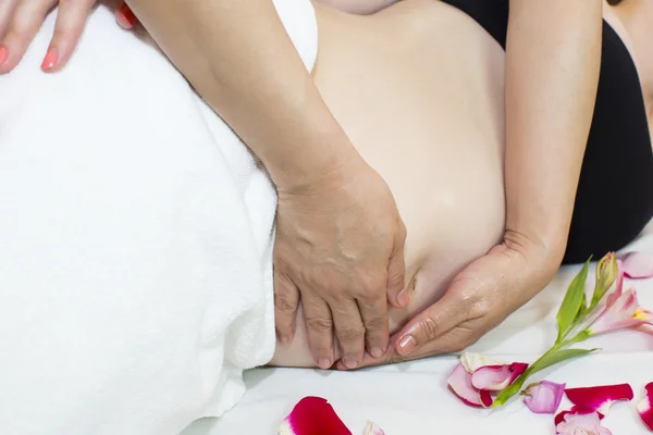 Zwangere vrouw massage — Stockfoto