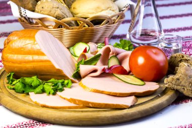 sosis ahşap plaka üzerinde