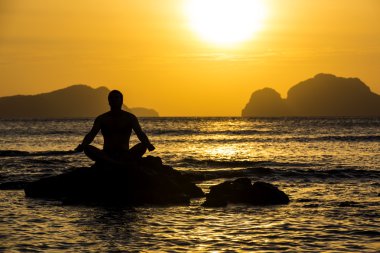 insanlar şafak sahilde karşıladı.