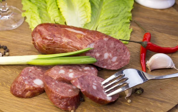 Salchicha sobre plato de madera —  Fotos de Stock