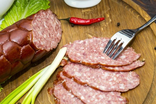 Salchicha sobre plato de madera — Foto de Stock