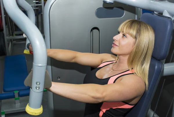 Vrouw in de sportschool — Stockfoto