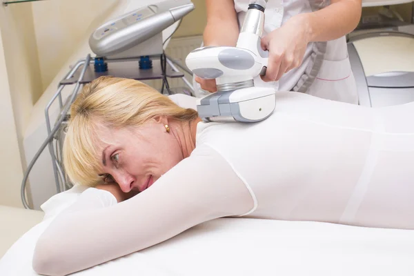 Vrouw bij kliniek lipomassage — Stockfoto