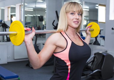 Spor salonunda egzersiz yapan kadın.