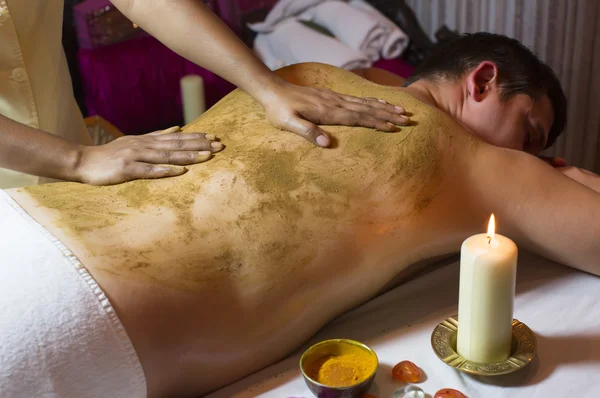 Hombre disfrutando de tratamiento de spa —  Fotos de Stock