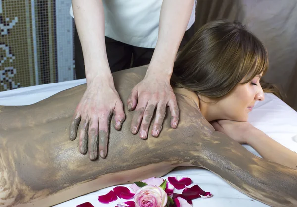 Mädchen macht eine Lehmmassage — Stockfoto