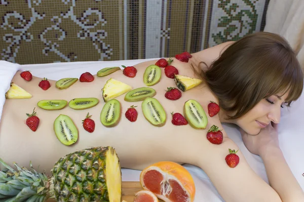 Fruktig ung flicka gör en massage — Stockfoto