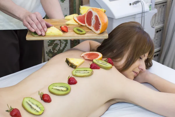 Fruktig ung flicka gör en massage — Stockfoto