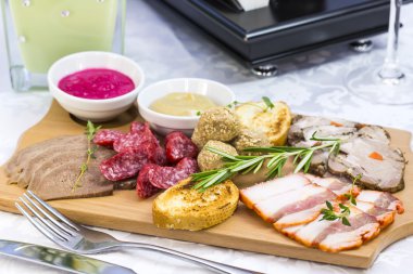 pastırma ve sucuk ile ahşap tabak