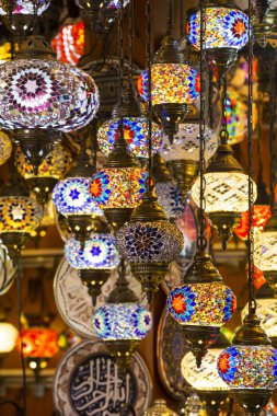 Kapalı Çarşı, renkli lambalar