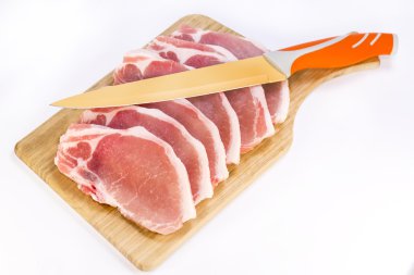 Beyaz tabak biftekpişmemiş domuz biftek