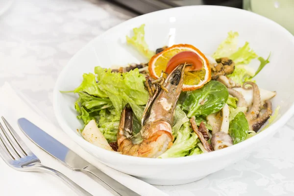 Köstlicher Salat mit Meeresfrüchten — Stockfoto