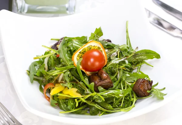 Pato com arugula em uma chapa — Fotografia de Stock