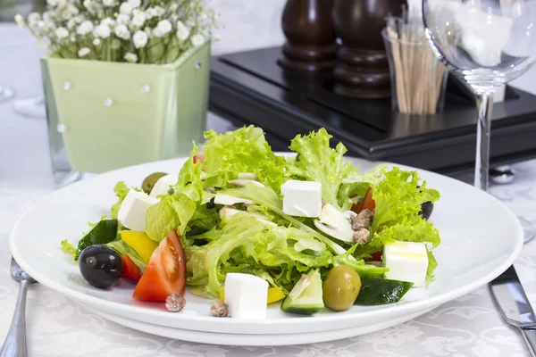 Tablodaki Yunan salatası — Stok fotoğraf
