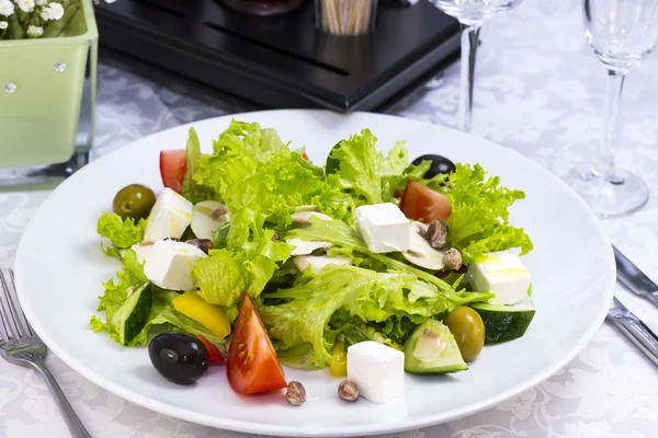 Грецький салат на столі — стокове фото