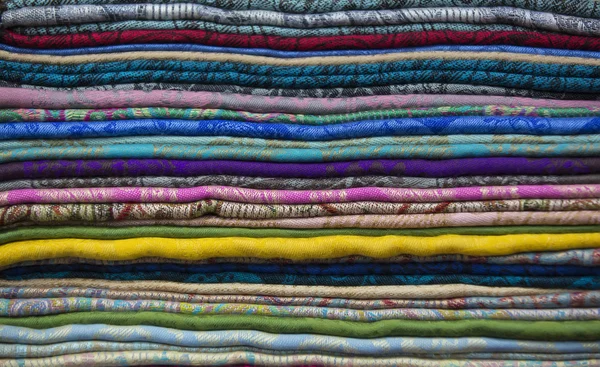 Пачка сложенных шарфов — стоковое фото