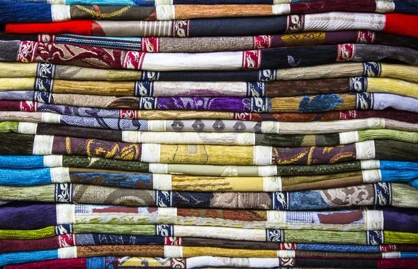 Красочные тканевые шарфы — стоковое фото