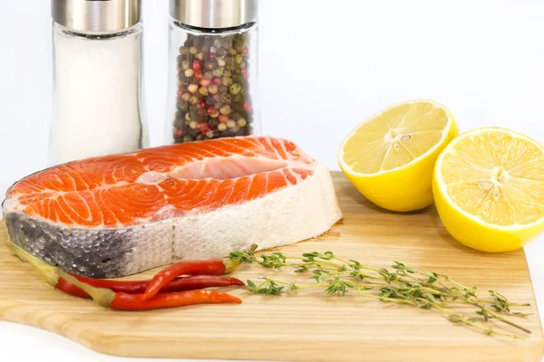 Raw salmon steak with lemon — Stock Photo, Image