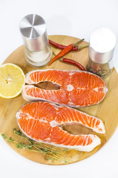 Raw salmon steaks with lemon — Stock Photo, Image