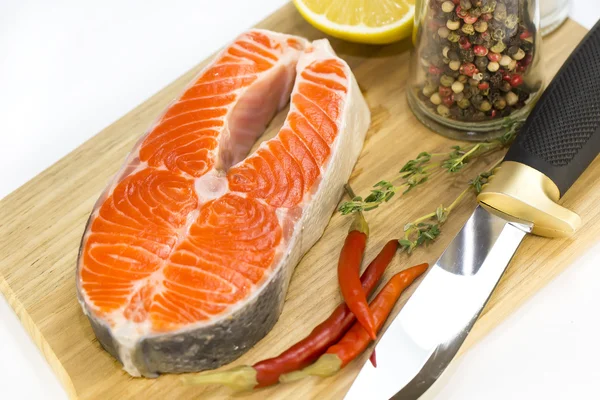 Raw salmon steak with lemon — Stock Photo, Image