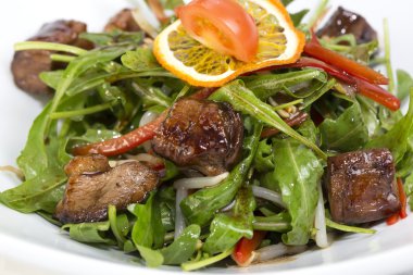 Beyaz bir arka plan üzerinde roka ile ördek