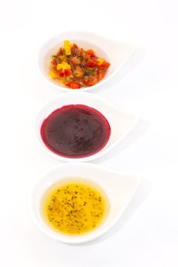 beyaz zemin üzerinde soslar