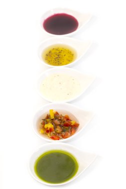 beyaz zemin üzerinde soslar