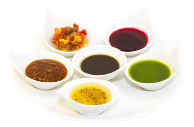 beyaz zemin üzerinde soslar