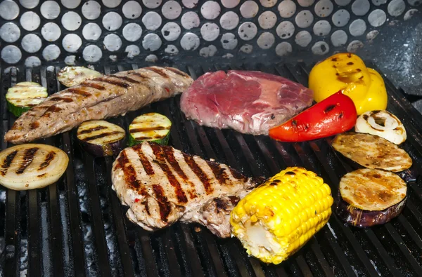 Verduras sabrosas y carne —  Fotos de Stock