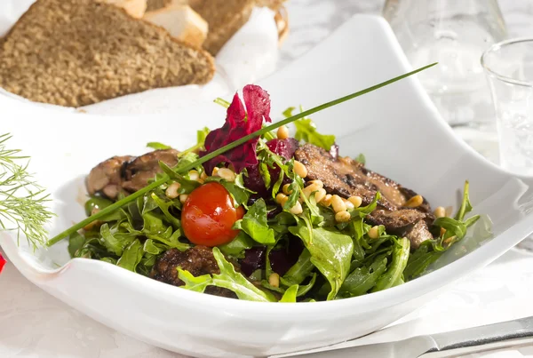 Rabbit liver salad with arugula — Stock Photo, Image