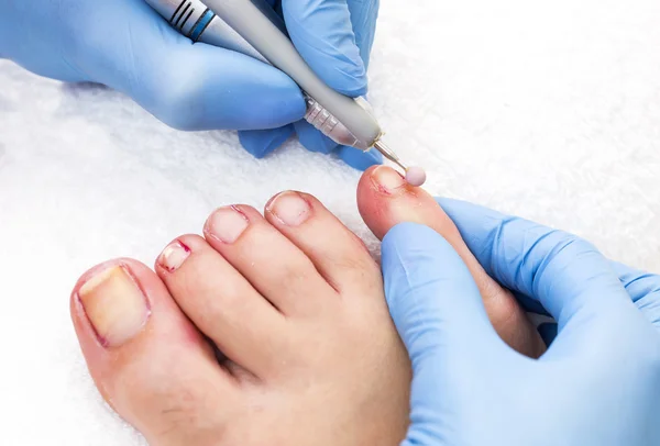 El proceso de la pedicura en el salón de belleza —  Fotos de Stock